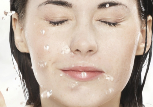 洗脸的正确方法 用热水好吗(图1)