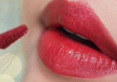 唇釉用得久还是口红 唇釉和口红哪个颜色持久(图2)