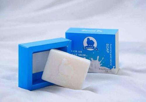 奶皂为什么用完揉搓肌肤会紧绷 ​卸妆水和奶皂应该分肤质使用(图1)