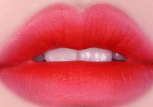 口红和唇釉可以一起用吗 ​口红和唇釉的优缺点对比(图1)