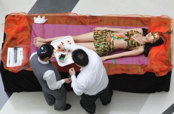 日本人体盛宴是什么意思？在裸女身上吃女体盛宴？艺伎必须是处女(图11)