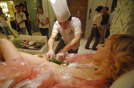 日本人体盛宴是什么意思？在裸女身上吃女体盛宴？艺伎必须是处女(图10)
